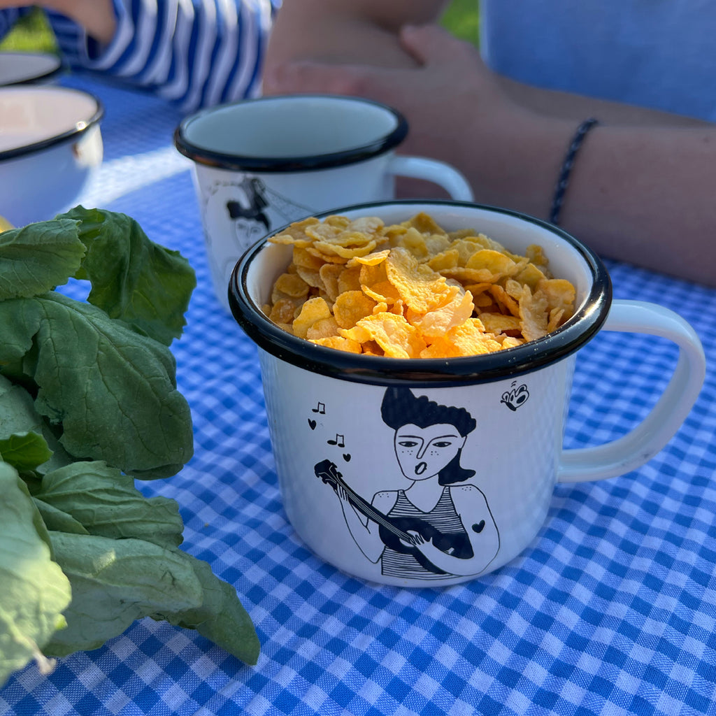 mug pete and his ukelele