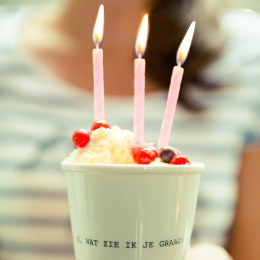 helen b & vrienden blaast 3 kaarsjes uit tijdens het weekend van de klant